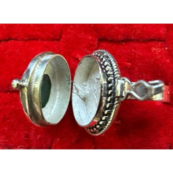 Vintage Silver Poison Ring Green Gemstone & Hidden Compartment Size 6. - Picture 4 of 10